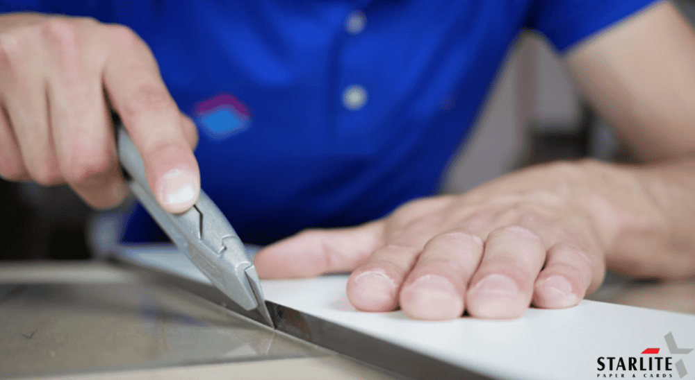 Memotong kertas pakai cutter